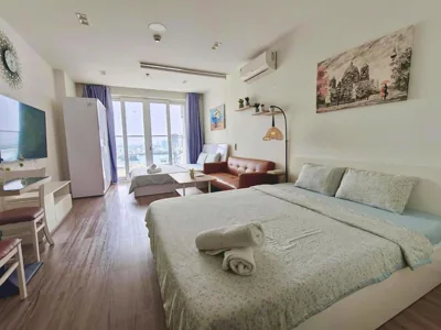 Habitación cuádruple con balcón — Căn hộ gần sân bay- Sky Center