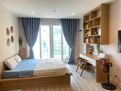 Habitación triple con balcón — Căn hộ gần sân bay- Sky Center